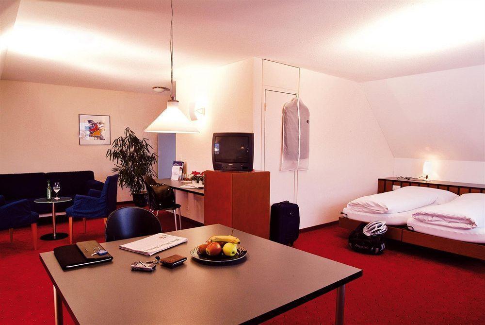 Hotel Urs Und Viktor Bettlach Ruang foto