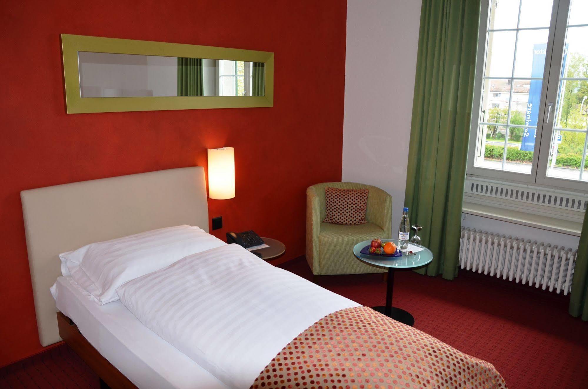 Hotel Urs Und Viktor Bettlach Bagian luar foto